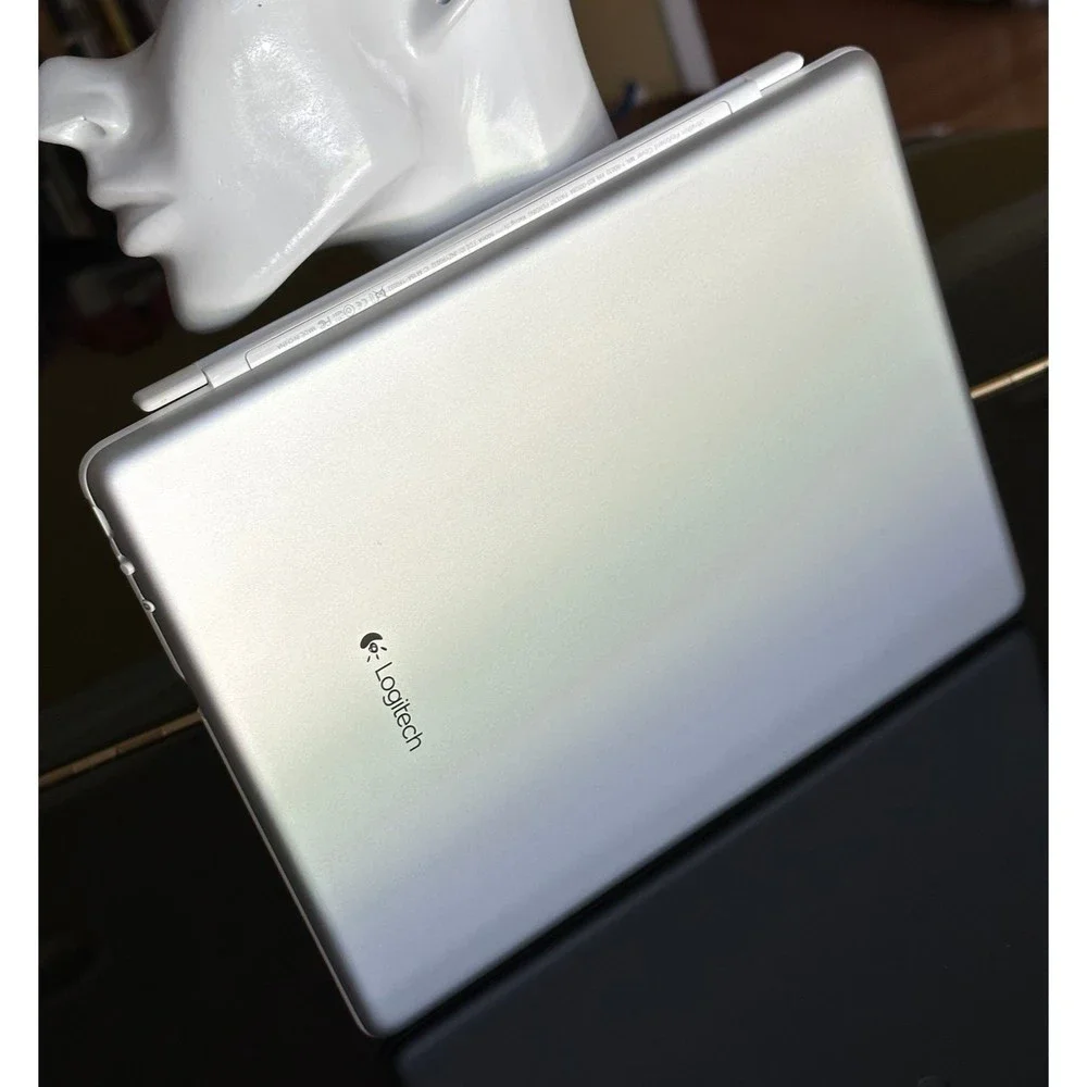 White Logitech Ultrathin Bluetooth Keyboard Tablet Cover Low Profile iPad 2/3/4
